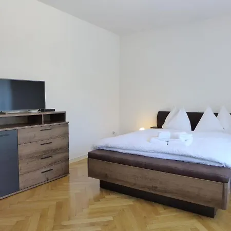 Henry's 100 By Interhome